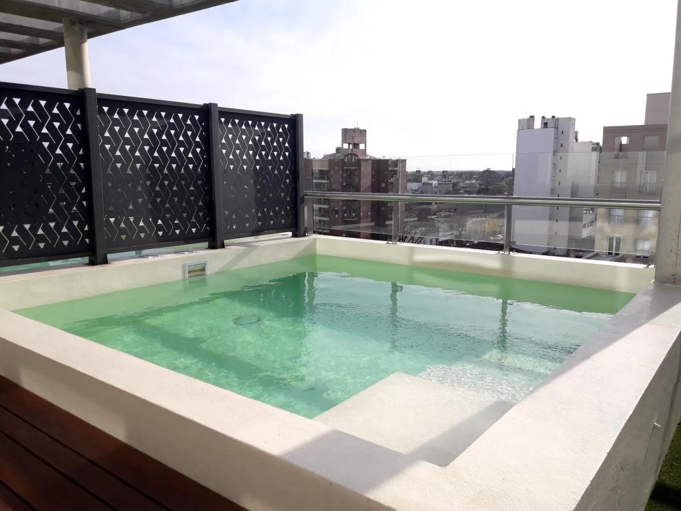 Suite con cama extragrande Hotel Land Plaza La Plata con Hidromasaje en la Terraza